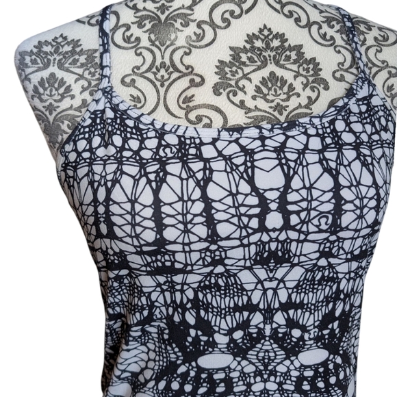 Lululemon Power Y Tank Top White Black Glacier Lace Rel: 12/2011 Women's size 8 - Picture 11 of 12